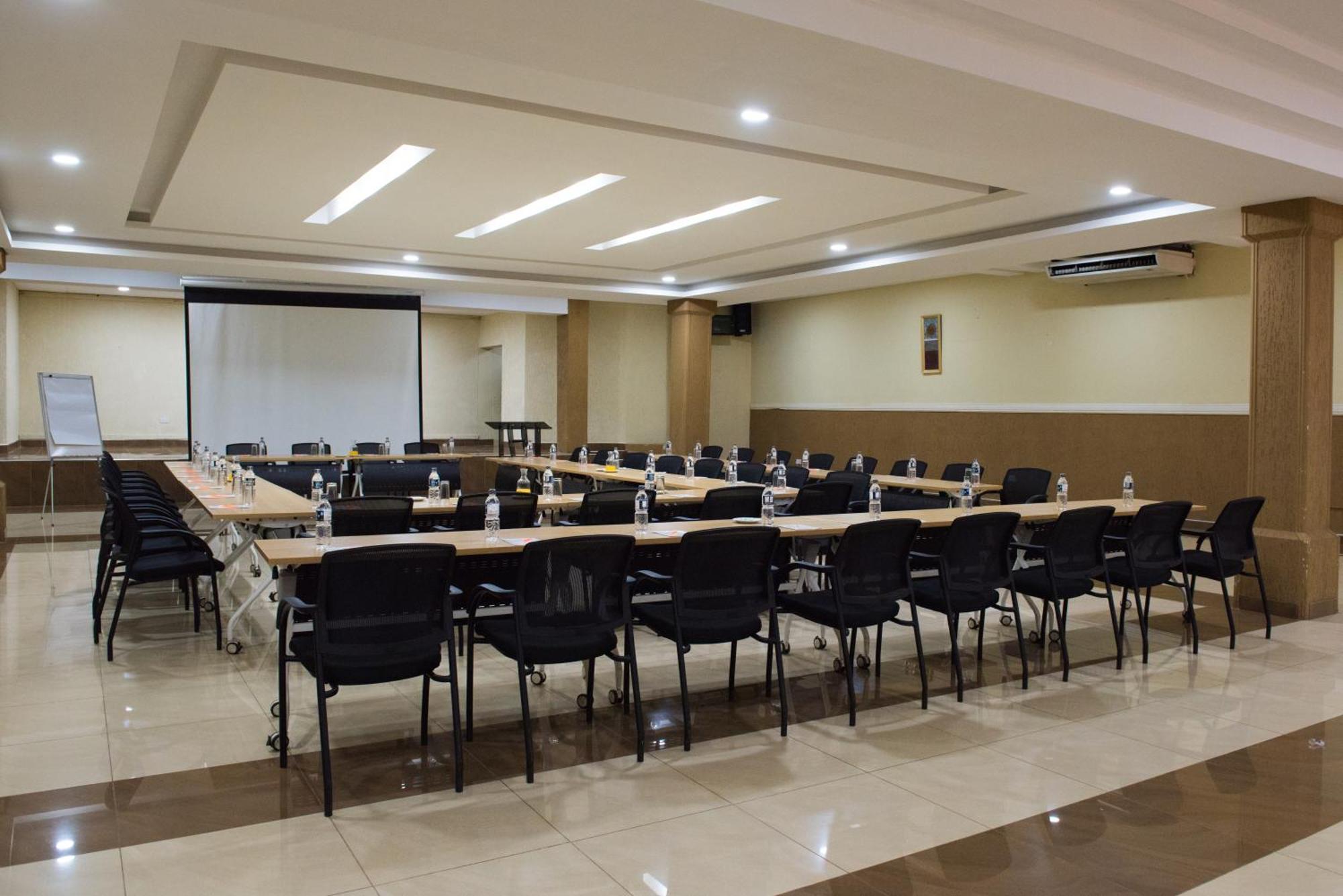 Crossroads Hotel Лилонгве Экстерьер фото