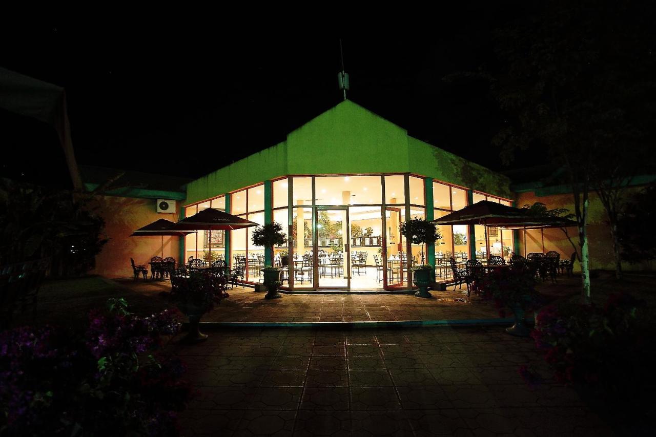 Crossroads Hotel Лилонгве Экстерьер фото
