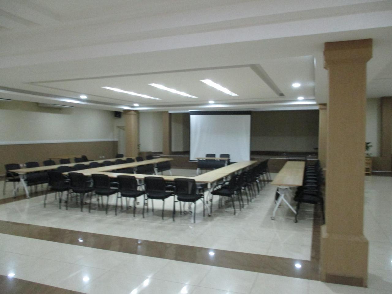 Crossroads Hotel Лилонгве Экстерьер фото